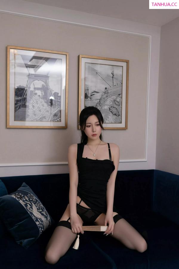 鱼子酱fish  [XiuRen]高清写真图 2025.06.27 No.10480 鱼子酱Fish 黑色连衣裙第27张图片